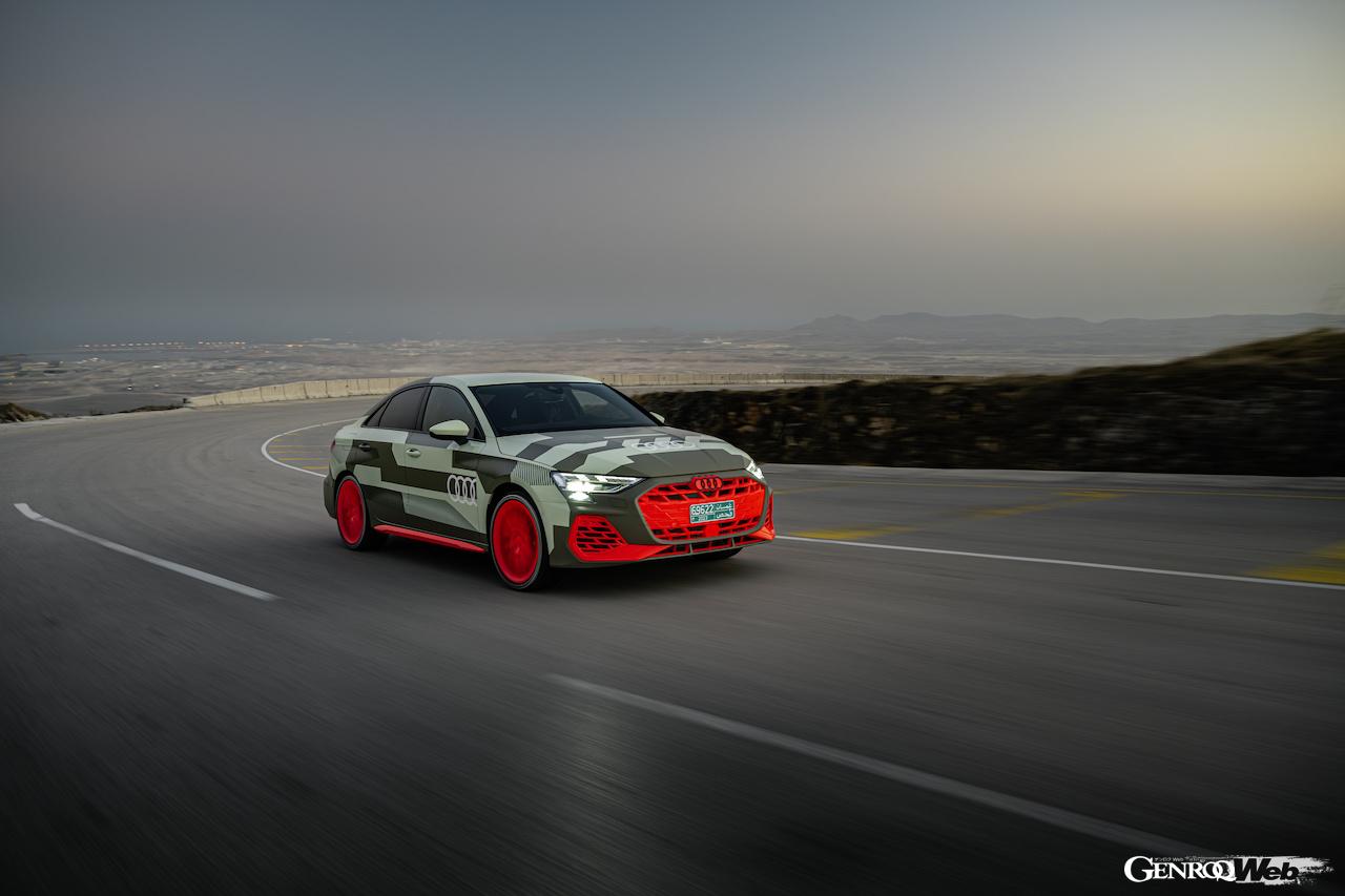 オーマーンで走行テストを行った「アウディ S3 セダン」改良新型。