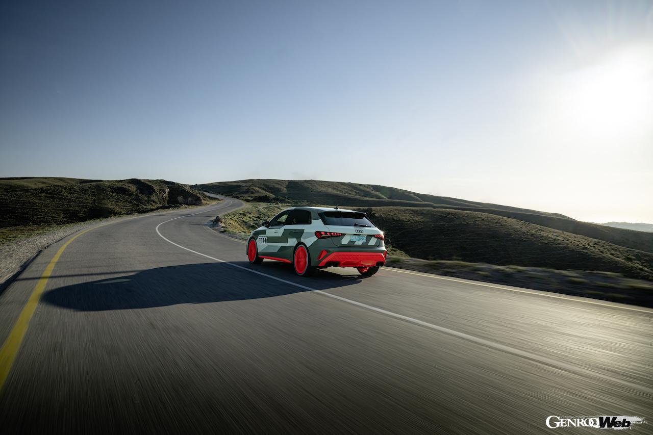 オーマーンで走行テストを行った「アウディ S3 スポーツバック」改良新型。