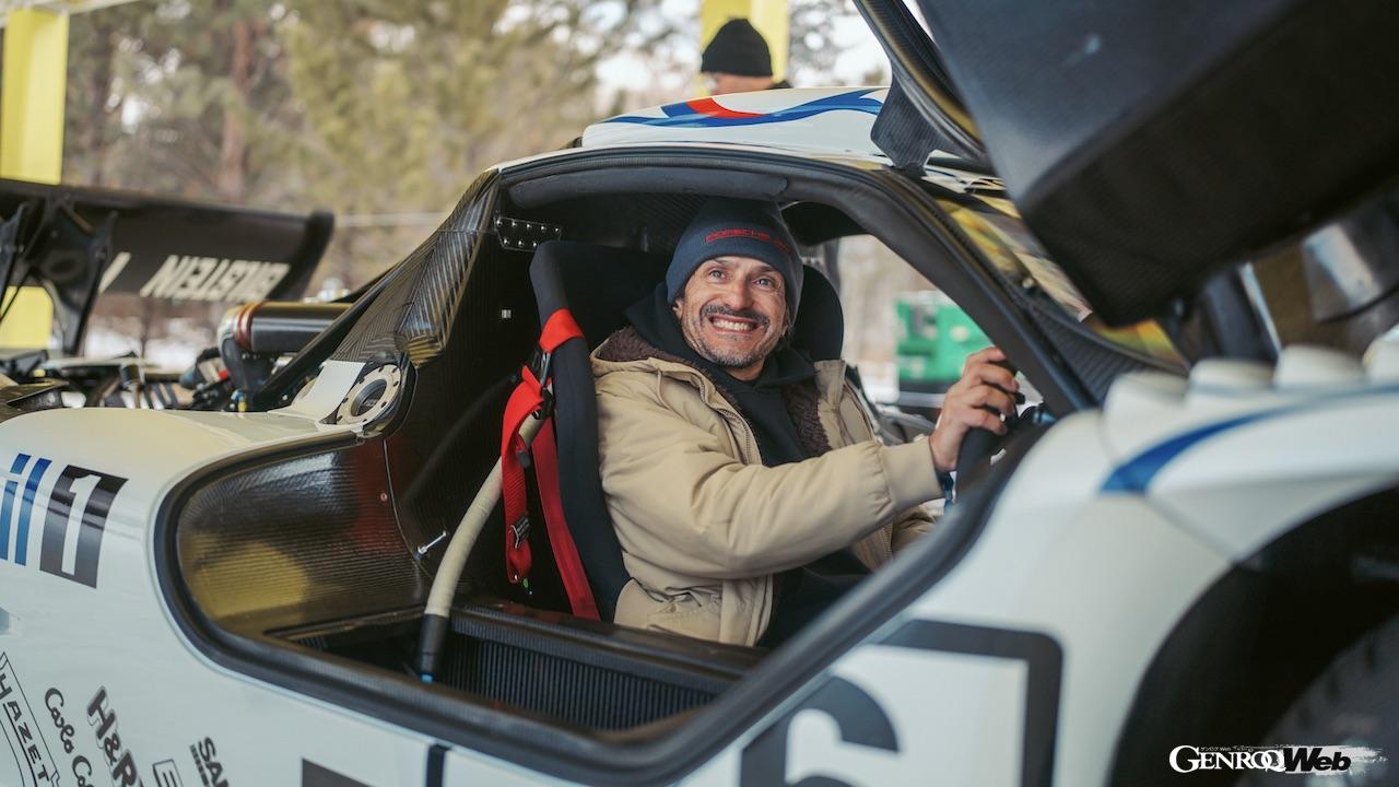 今回、911 GT1のステアリングを握ったのは、1998年にこのマシンでル・マン24時間レースを制したステファン・オルテリ。絶妙なドライビングテクニックで、華麗なドリフトを披露した。