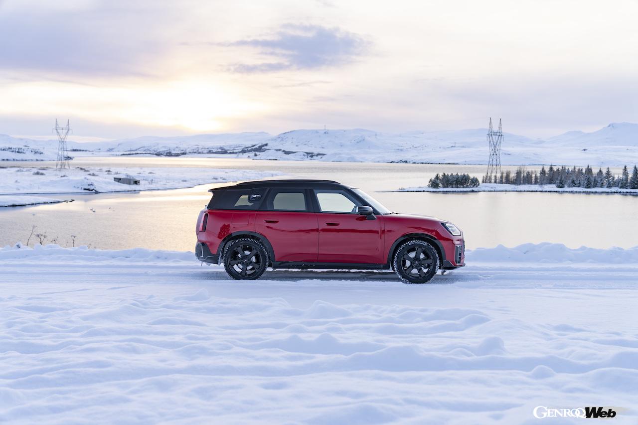 JWCトリムを装着した「MINI カントリーマン S ALL4」の走行シーン。