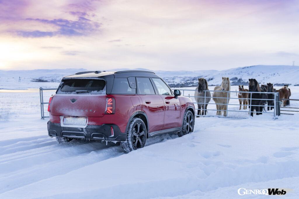 JWCトリムを装着した「MINI カントリーマン S ALL4」の走行シーン。