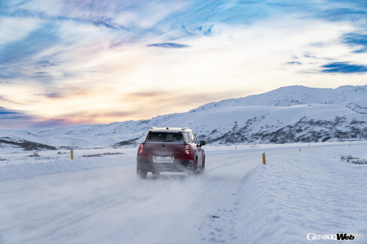 JWCトリムを装着した「MINI カントリーマン S ALL4」の走行シーン。
