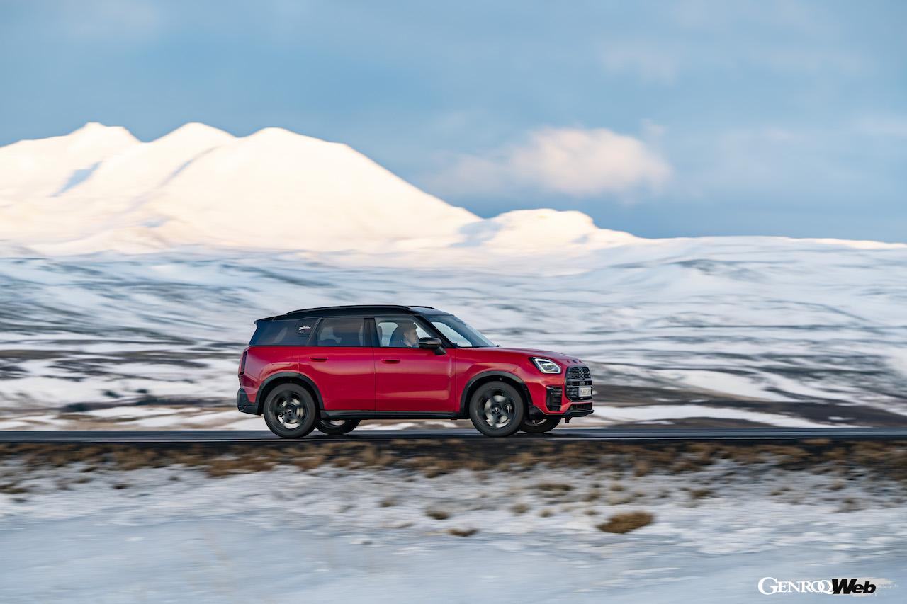 アイスランドのオフロードを舞台に、走行性能をアピールした「MINI カントリーマン S ALL4」。