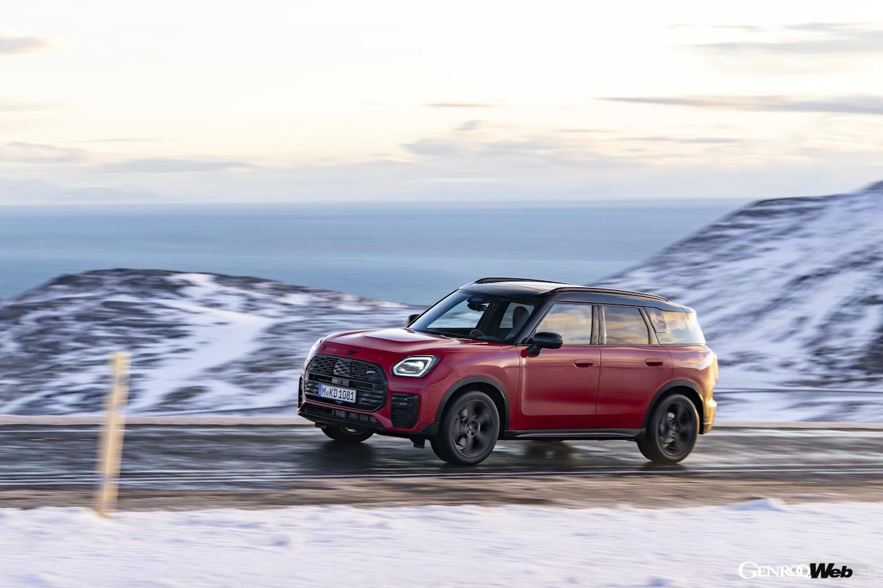 アイスランドのオフロードを舞台に、走行性能をアピールした「MINI カントリーマン S ALL4」。