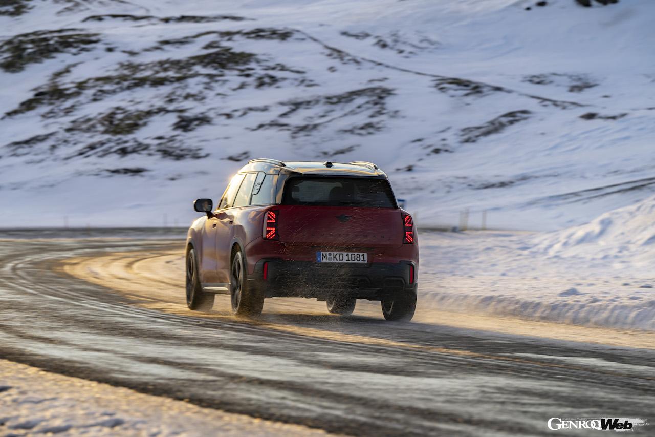 アイスランドのオフロードを舞台に、走行性能をアピールした「MINI カントリーマン S ALL4」。