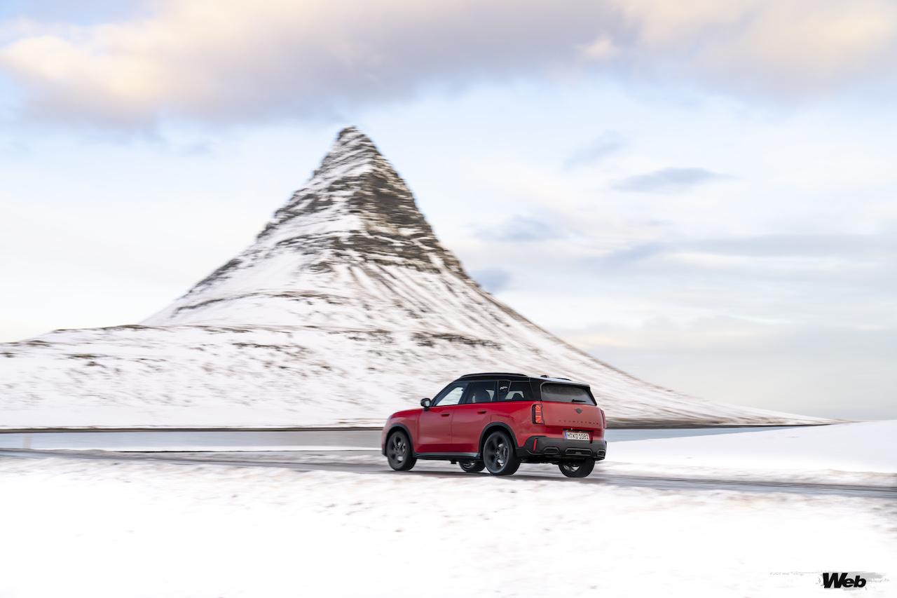 アイスランドのオフロードを舞台に、走行性能をアピールした「MINI カントリーマン S ALL4」。