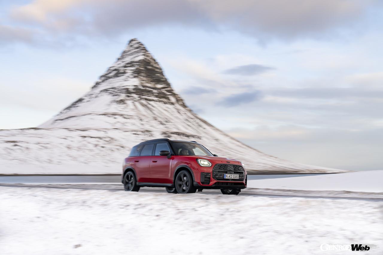 アイスランドのオフロードを舞台に、走行性能をアピールした「MINI カントリーマン S ALL4」。