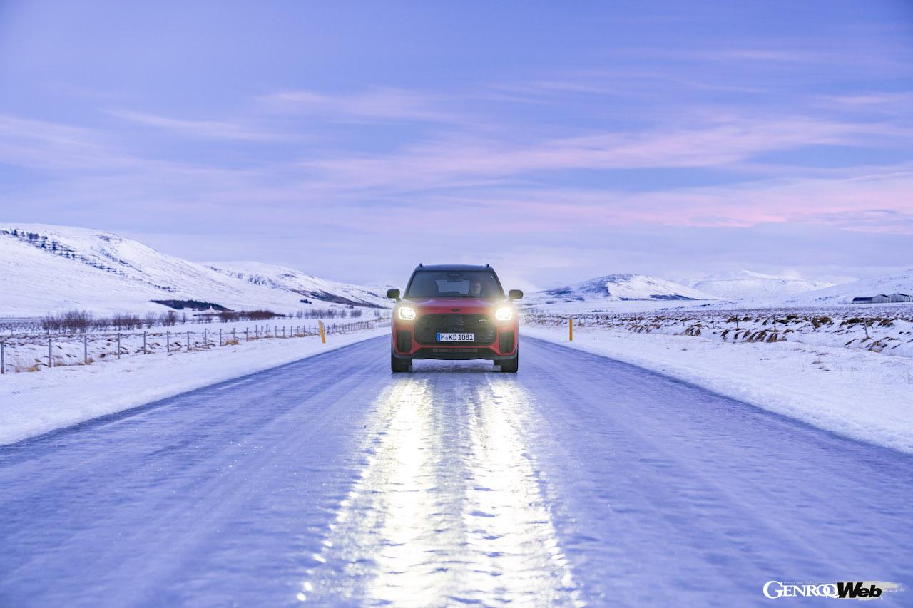 アイスランドのオフロードを舞台に、走行性能をアピールした「MINI カントリーマン S ALL4」。