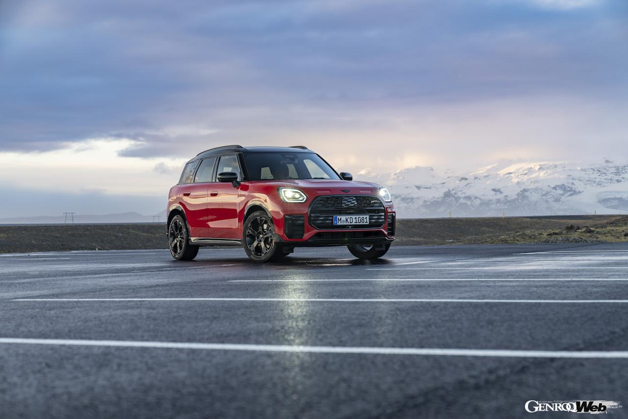 アイスランドのオフロードを舞台に、走行性能をアピールした「MINI カントリーマン S ALL4」。