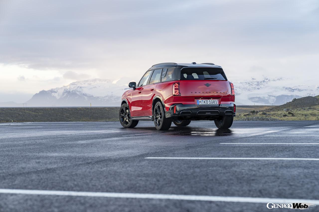 アイスランドのオフロードを舞台に、走行性能をアピールした「MINI カントリーマン S ALL4」。
