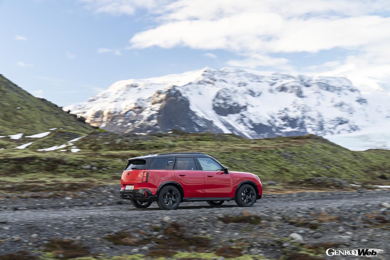 アイスランドのオフロードを舞台に、走行性能をアピールした「MINI カントリーマン S ALL4」。