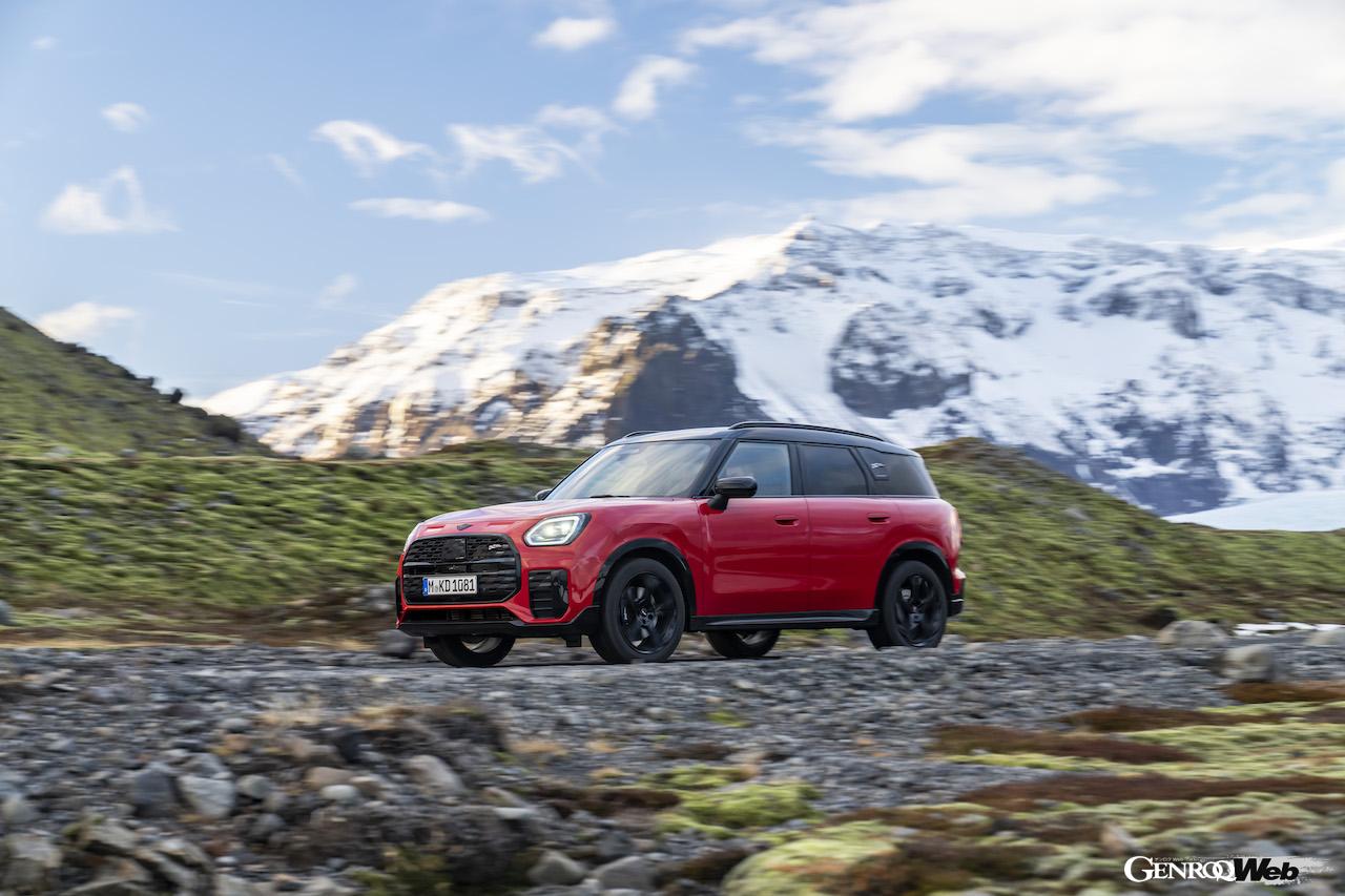 アイスランドのオフロードを舞台に、走行性能をアピールした「MINI カントリーマン S ALL4」。
