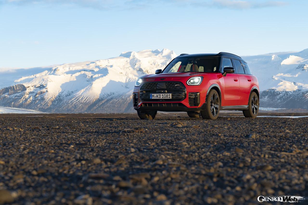 アイスランドのオフロードを舞台に、走行性能をアピールした「MINI カントリーマン S ALL4」。