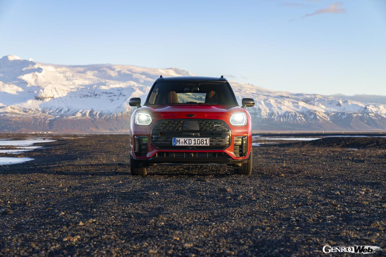アイスランドのオフロードを舞台に、走行性能をアピールした「MINI カントリーマン S ALL4」。