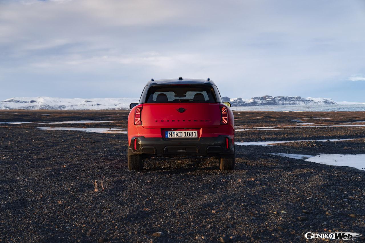 アイスランドのオフロードを舞台に、走行性能をアピールした「MINI カントリーマン S ALL4」。