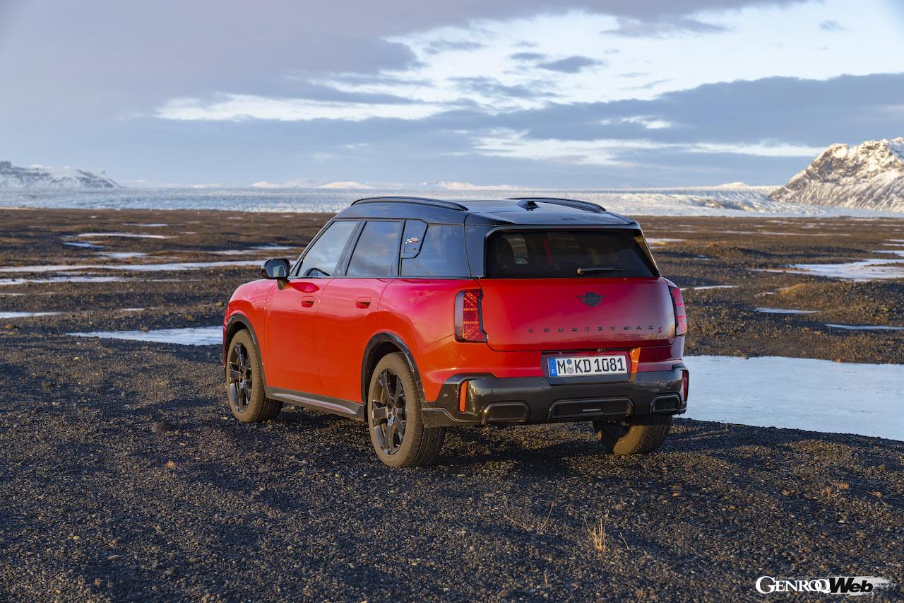 アイスランドのオフロードを舞台に、走行性能をアピールした「MINI カントリーマン S ALL4」。
