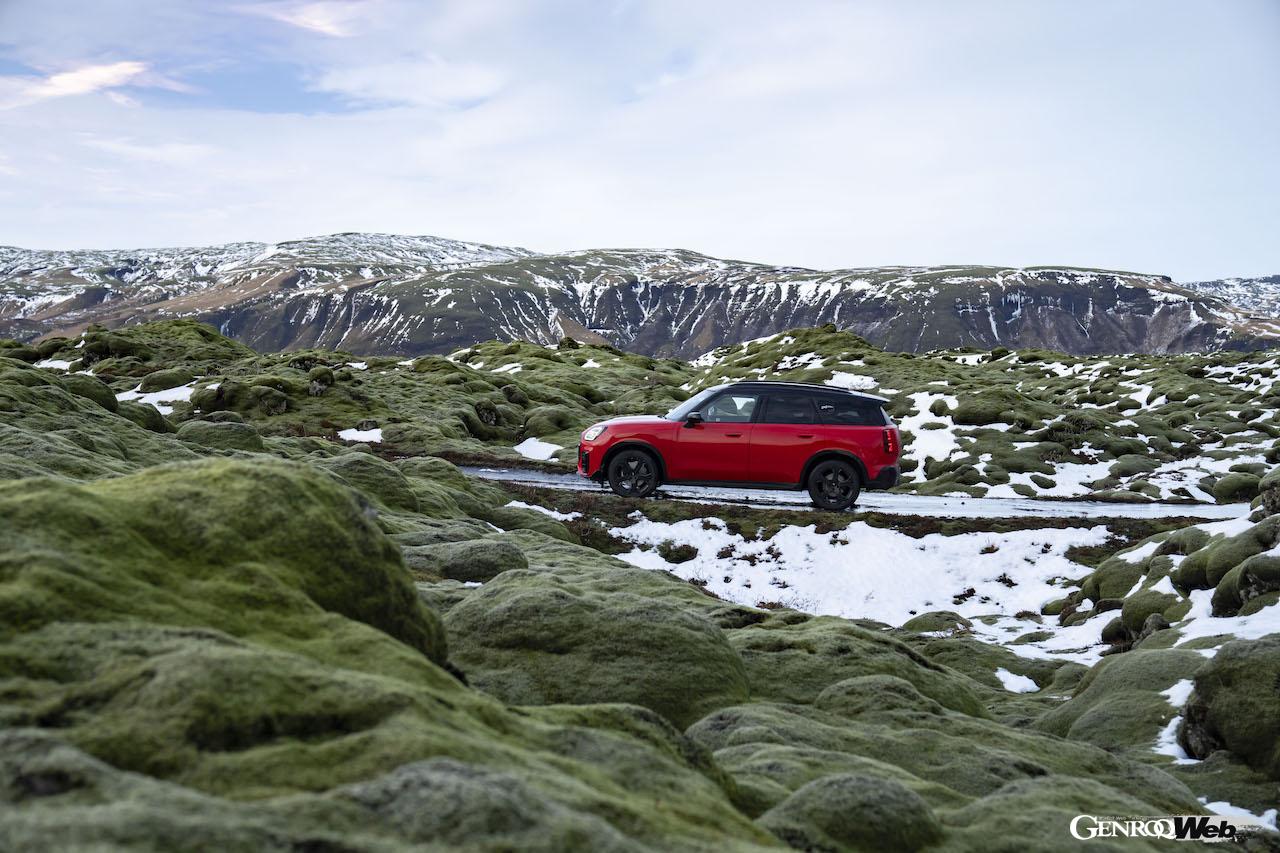 アイスランドのオフロードを舞台に、走行性能をアピールした「MINI カントリーマン S ALL4」。