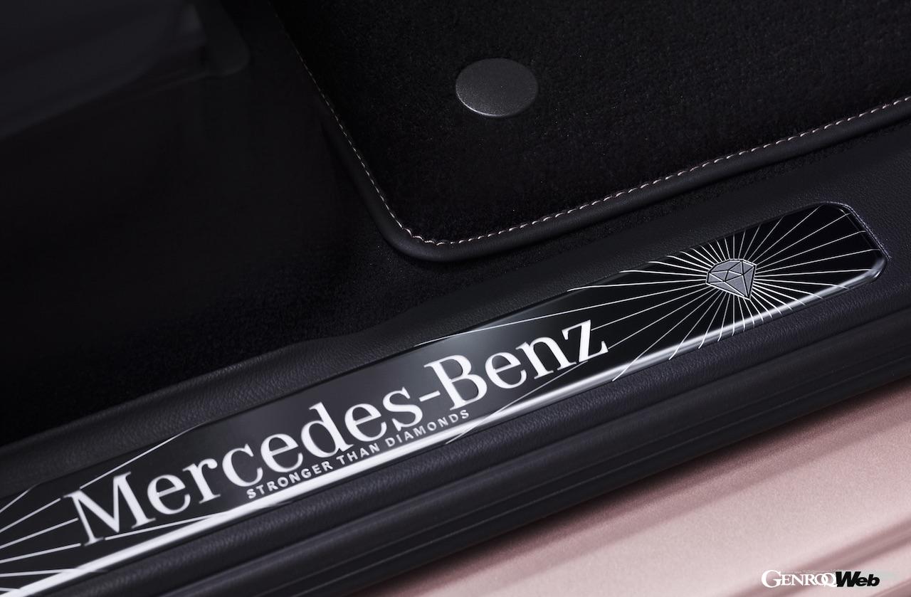 「メルセデス・ベンツ Gクラス ストロンガー ザン ダイヤモンド エディション」の「STRONGER THAN DIAMONDS」バッジ付きのステンレススチール製イルミネーテッド・エントリー・シル。