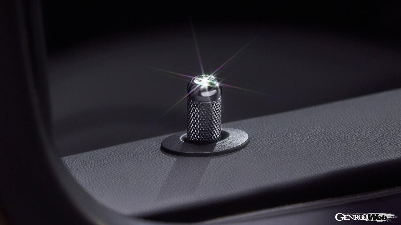各ドアのステンレススチール製ドアロックピンには、合計25キャラットものダイヤモンドが組み込まれた。