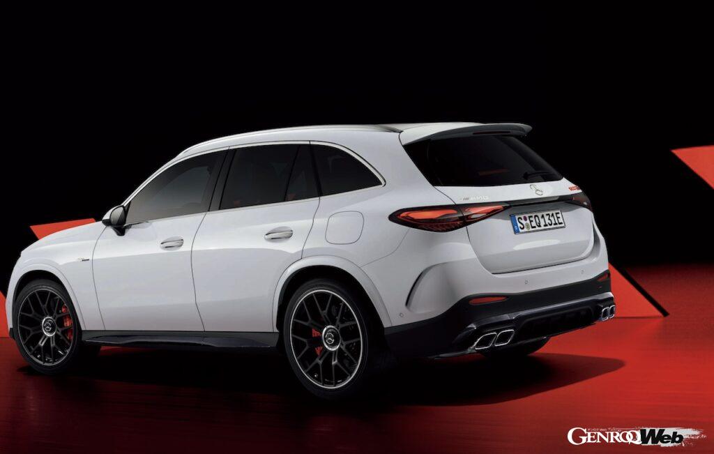 メルセデス AMG GLC 63 S E PERFORMANCEは、ボディサイドの専用エンブレムなど、メルセデス AMGのハイパフォーマンスハイブリッドであることを主張するディテールが各部に採用された。