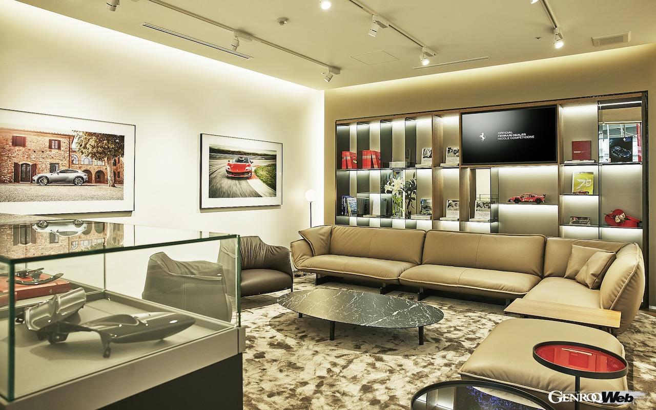 ガラスに覆われたショールームは、アンヴェールを行うデリバリーセレモニー専用スペースを含め、13台が展示可能となっている。