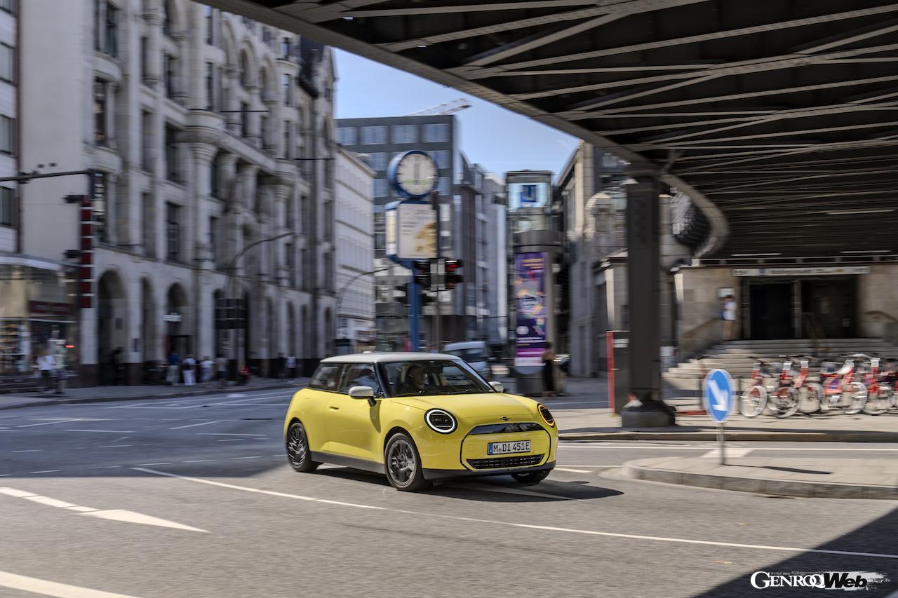 クラシック・トリムをチョイスした「MINI クーパー E」の走行シーン。