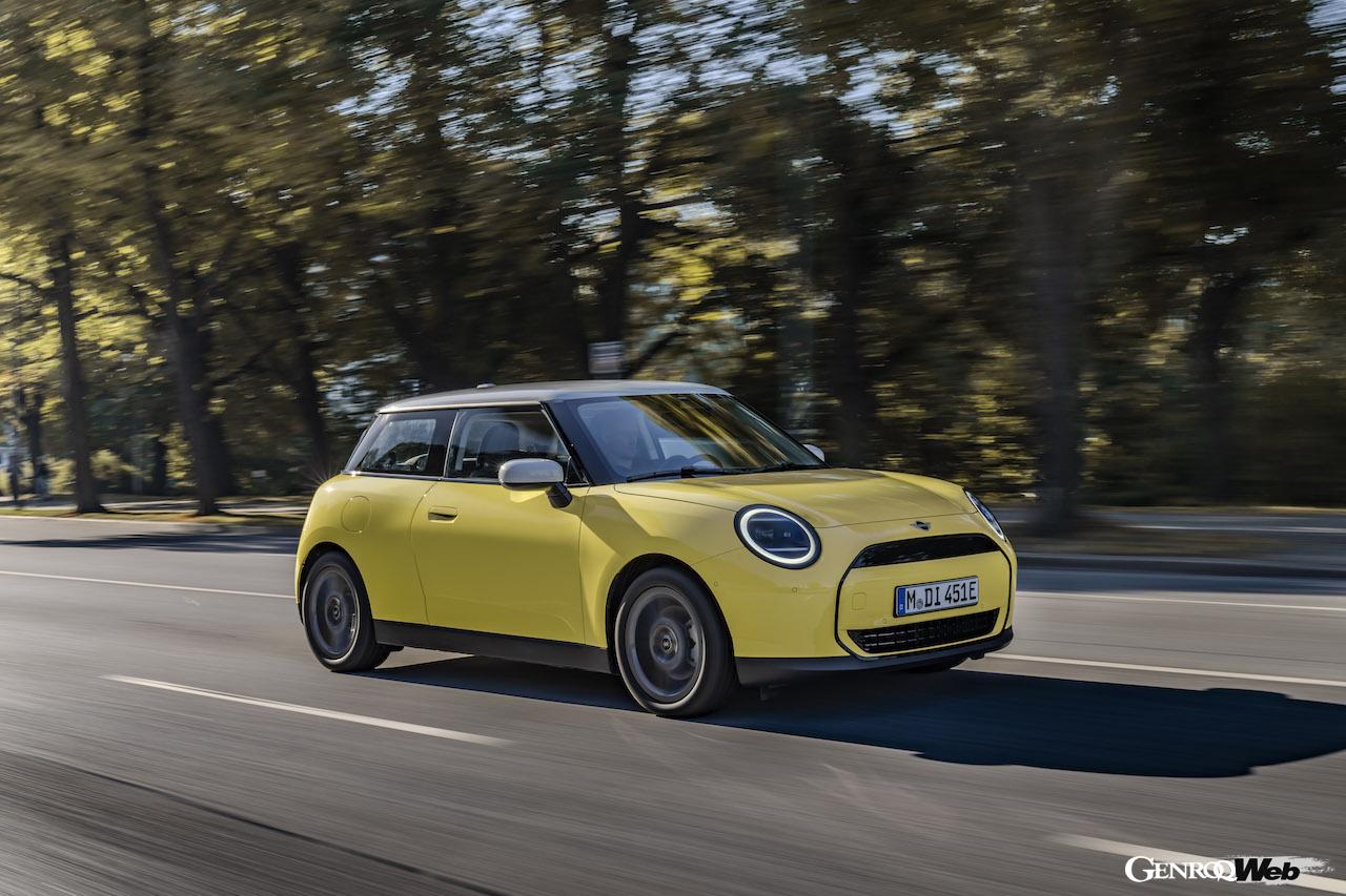 クラシック・トリムをチョイスした「MINI クーパー E」の走行シーン。