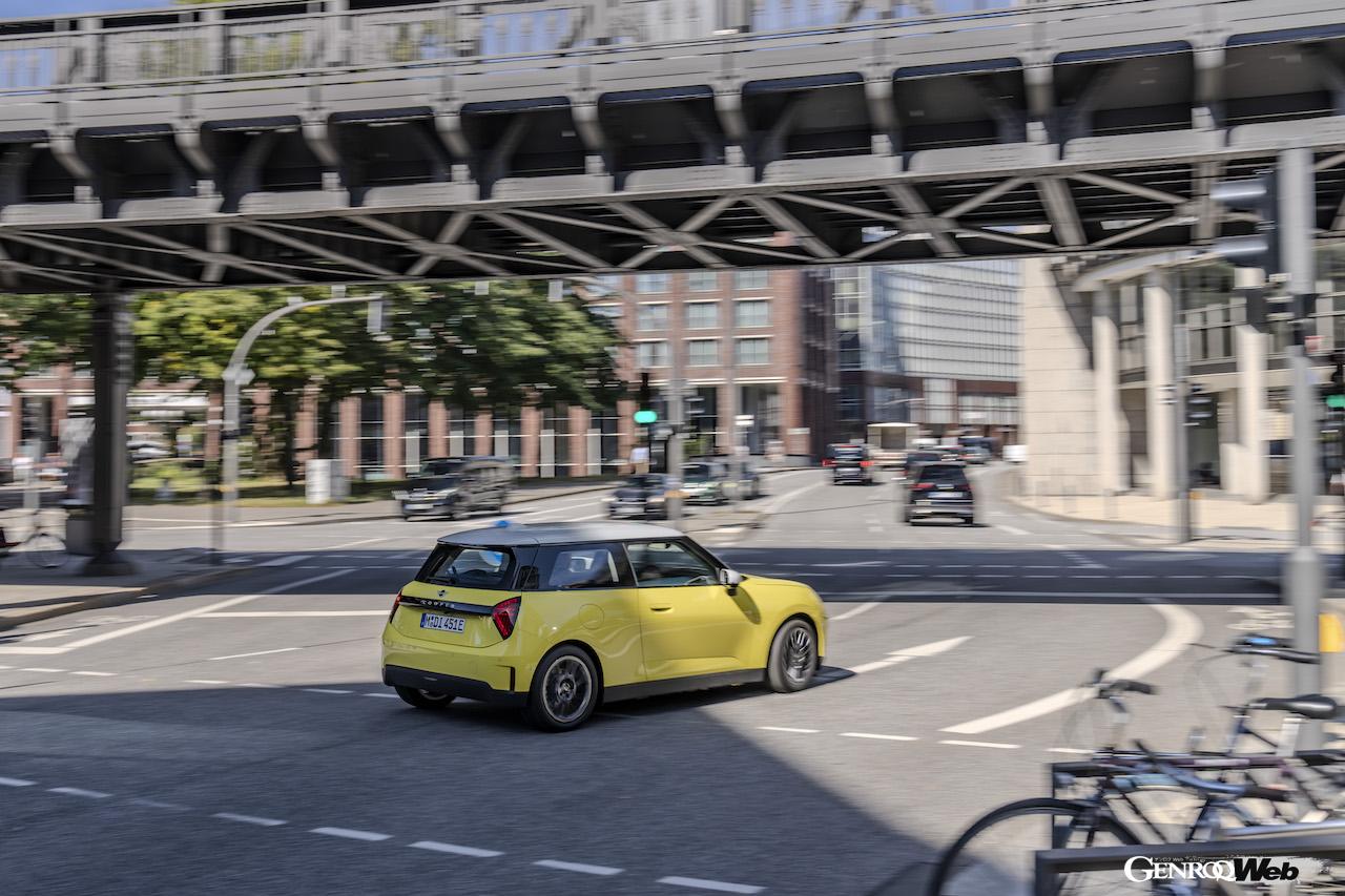 クラシック・トリムをチョイスした「MINI クーパー E」の走行シーン。