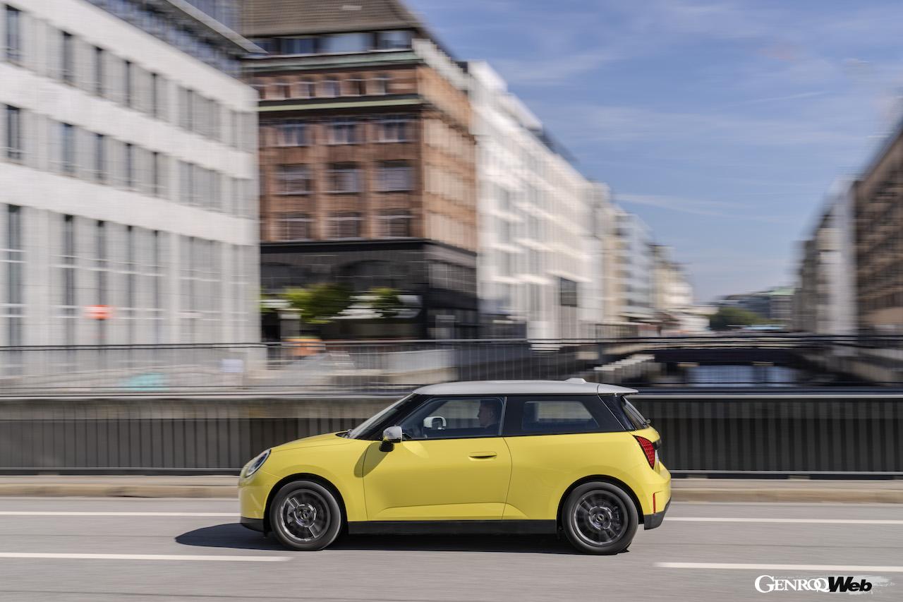 クラシック・トリムをチョイスした「MINI クーパー E」の走行シーン。