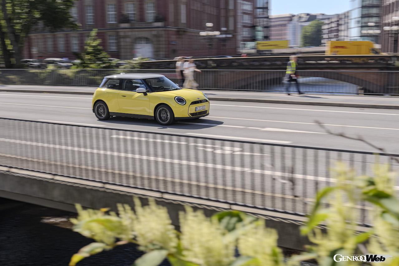 クラシック・トリムをチョイスした「MINI クーパー E」の走行シーン。