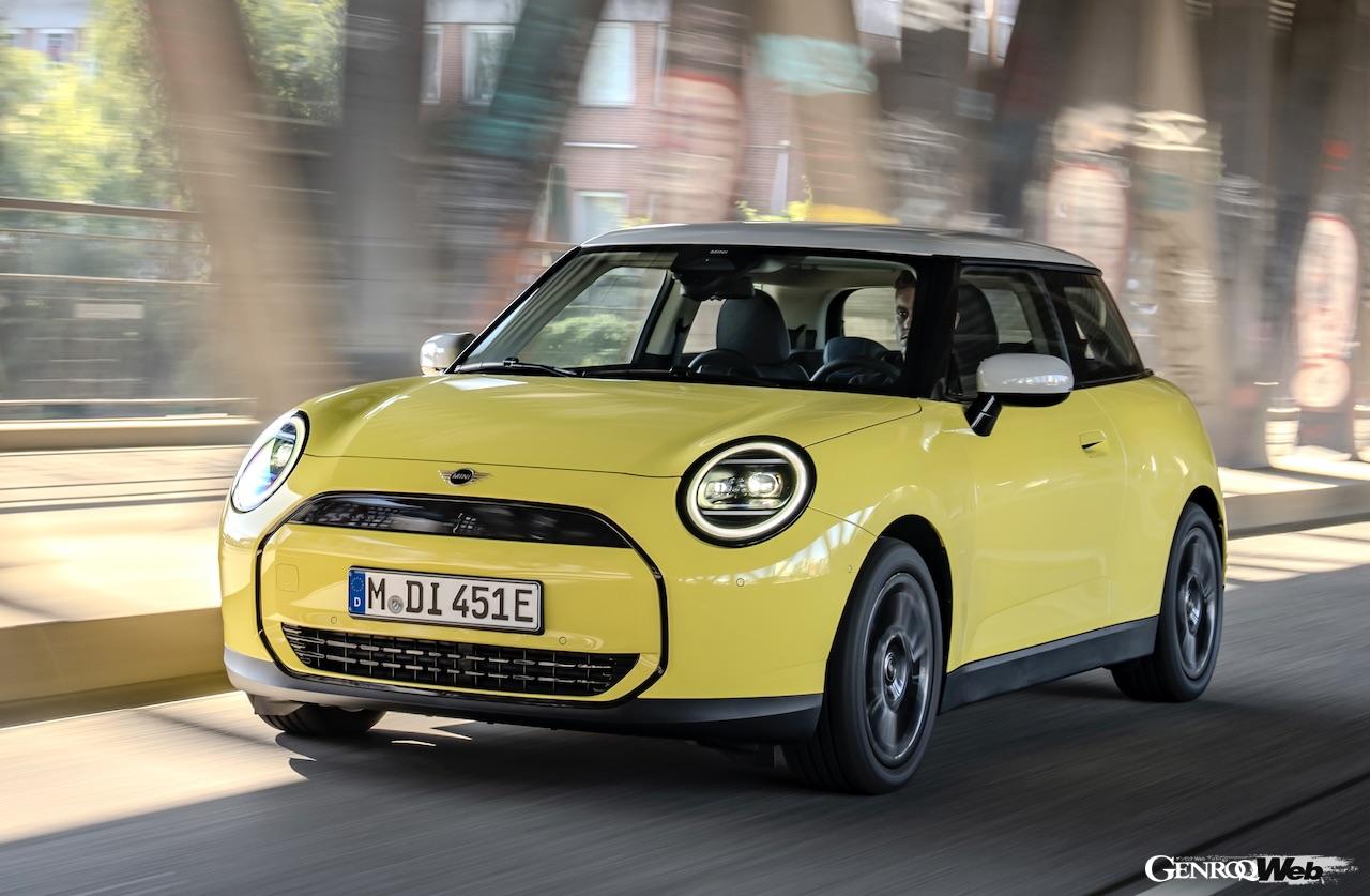 クラシック・トリムをチョイスした「MINI クーパー E」の走行シーン。