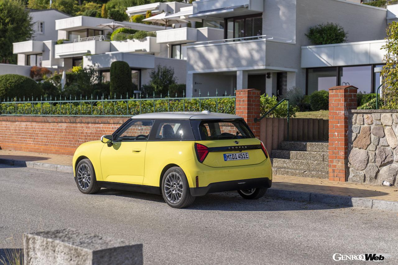クラシック・トリムをチョイスした「MINI クーパー E」のエクステリア。