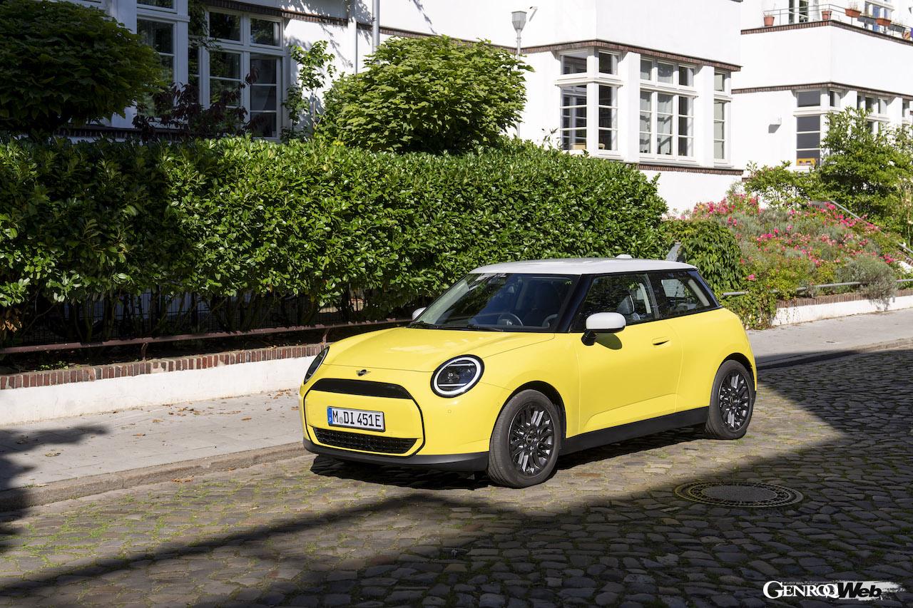 クラシック・トリムをチョイスした「MINI クーパー E」のエクステリア。