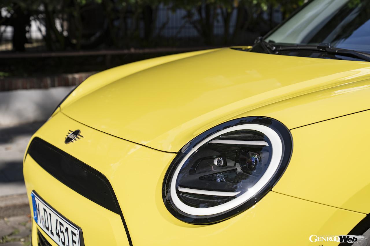 クラシック・トリムをチョイスした「MINI クーパー E」のエクステリア。