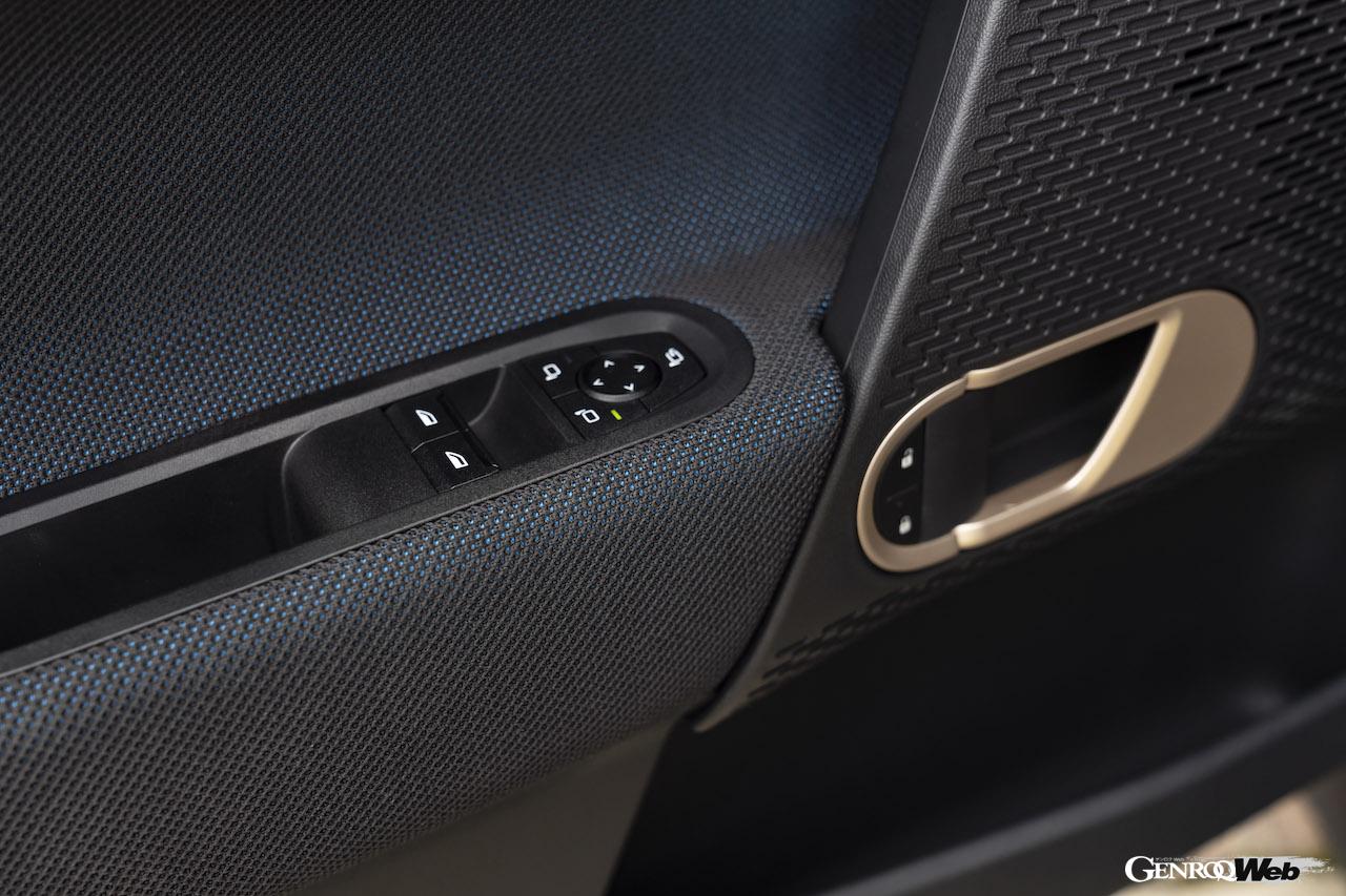 クラシック・トリムをチョイスした「MINI クーパー E」のインテリア。