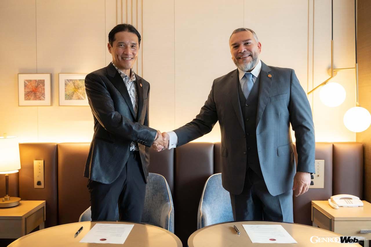 コルセ・オートモーティブを率いる山岸大氏と、ペガサス・オートモーティブ・グループの社長兼CEOを務めるサイード博士。