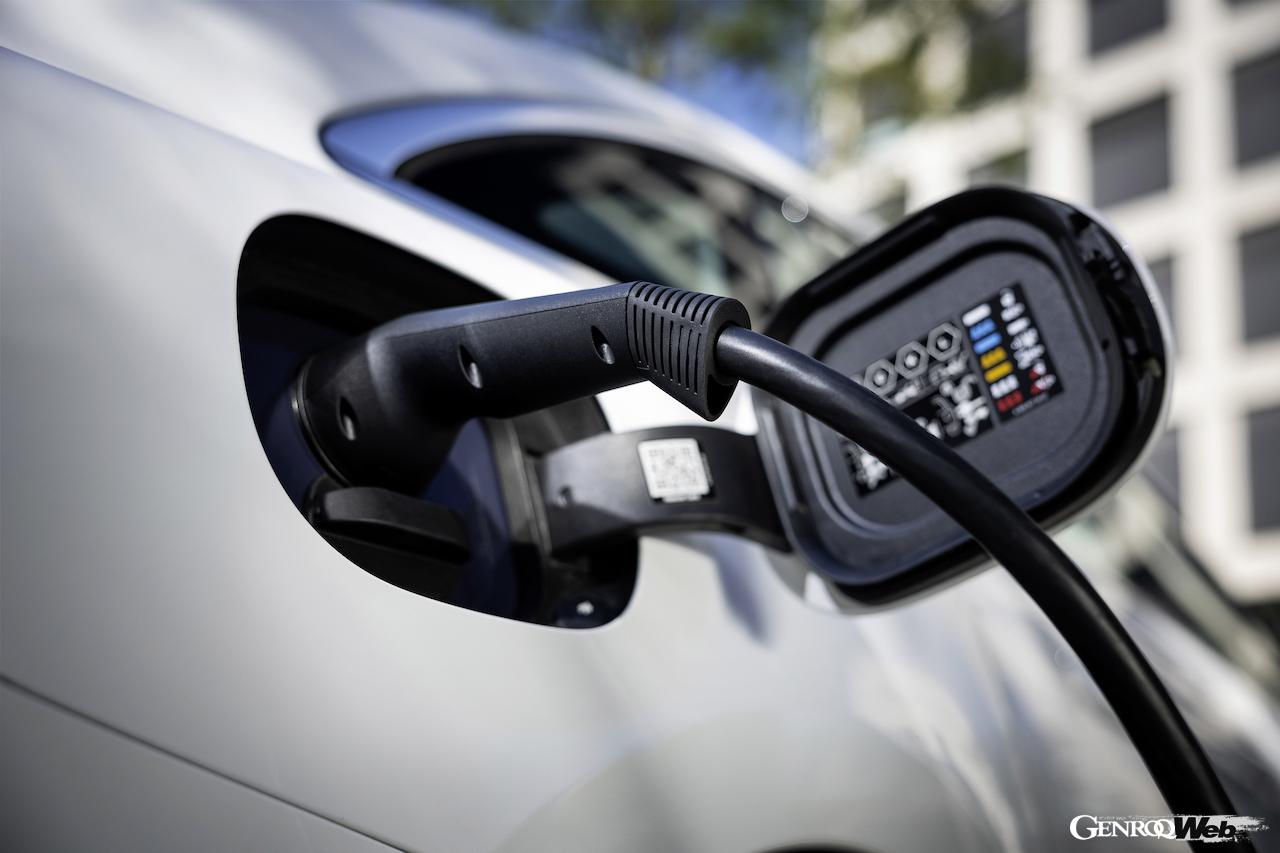 出先でもコンセントさえあれば、EVやPHEVに充電可能なメルセデス・ベンツの「フレキシブル・チャージング・システム・プロ」。