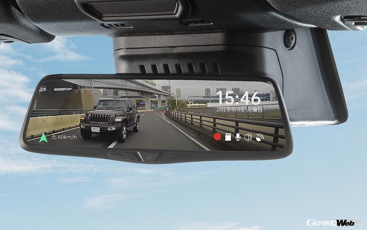 日本導入がスタートした「アンリミテッド フリーダム エディション Ⅱ」は、2.0リッター直列4気筒ターボを搭載する「アンリミテッド サハラ 2.0L」をベースに、写真のドライブレコーダー付きディスプレイミラーが装備される。