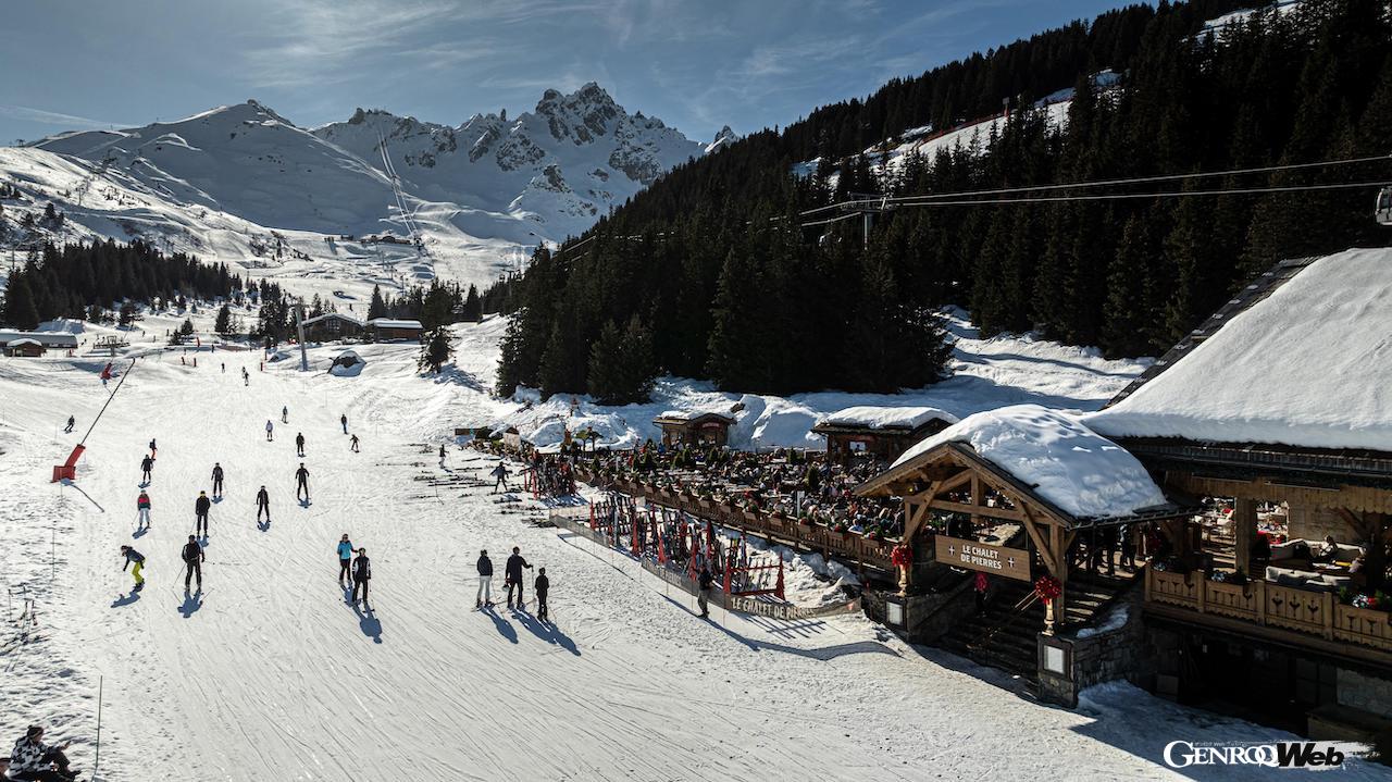 エベレストを臨むチベットのロッジをイメージした超高級ホテル「ル・K2・パレス」に宿泊。最高のホスピタリティに加えて、極上のフレンチも堪能した。