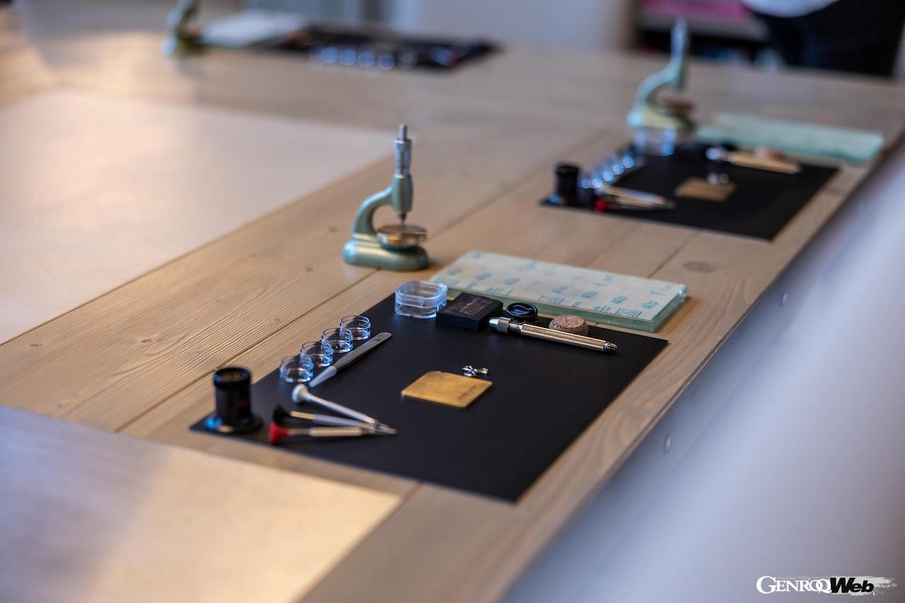 ランボルギーニ・スクアドラコルセのパートナー、ロジェ・デュブイによる時計製作体験。