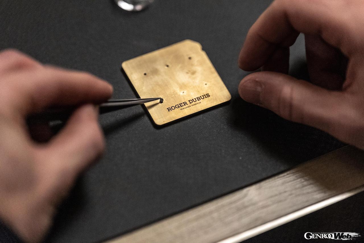 ランボルギーニ・スクアドラコルセのパートナー、ロジェ・デュブイによる時計製作体験。