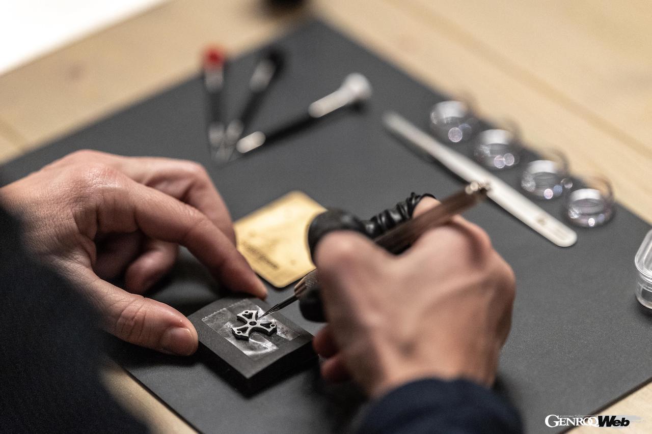 ランボルギーニ・スクアドラコルセのパートナー、ロジェ・デュブイによる時計製作体験。