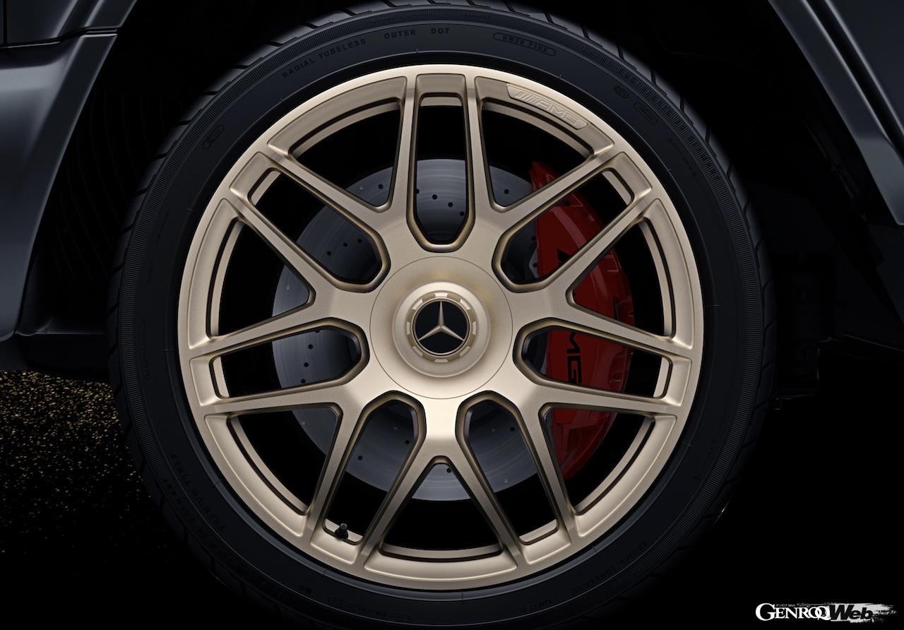 「メルセデス AMG G 63 Grand Edition」に専用装着される、テックゴールドペイントの22インチAMGアルミホイール。