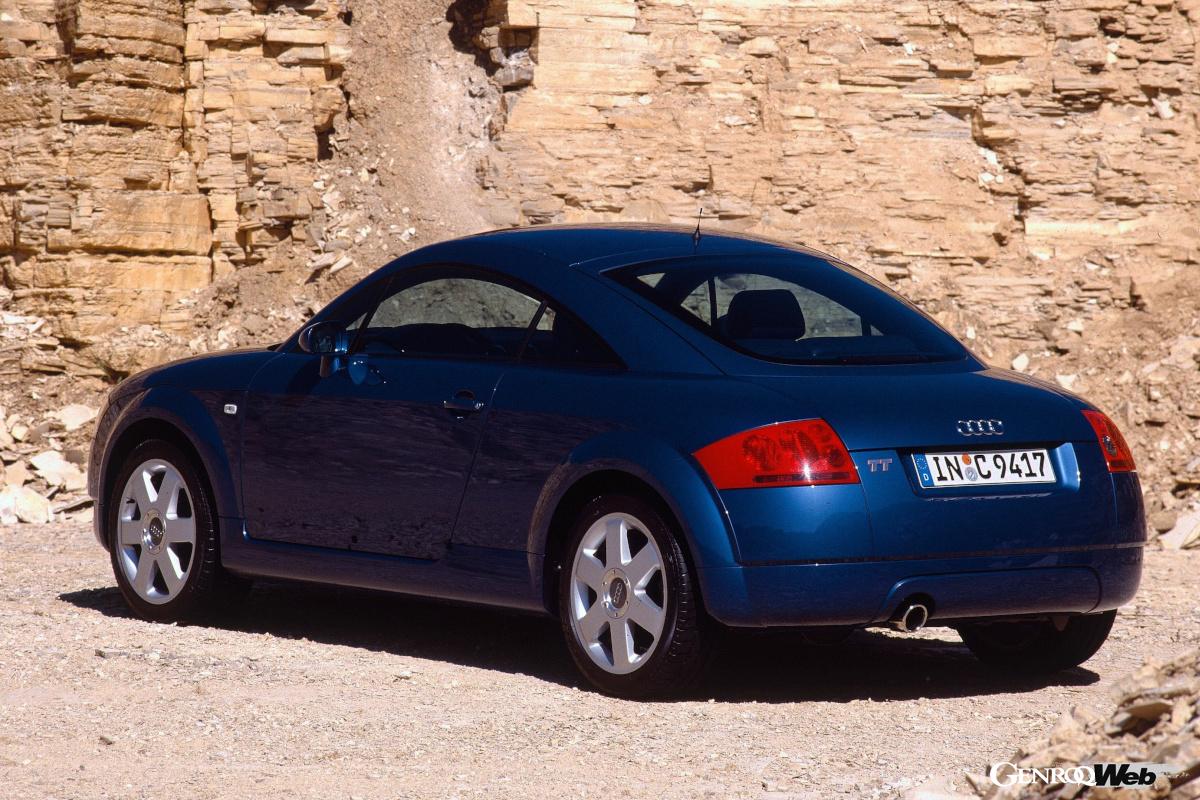 初代TTクーペのリヤスタイリング。初期モデルはリヤスポイラーが備わらない。