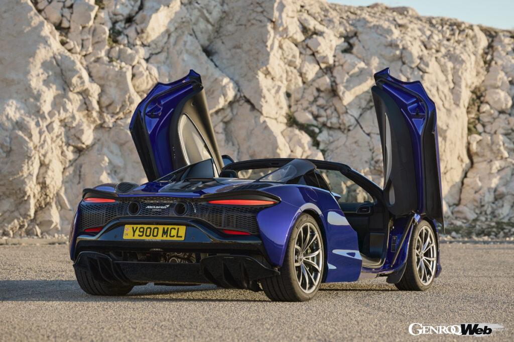 ドアはクーペと同じく、上に跳ね上がるディヘドラルドアを採用。