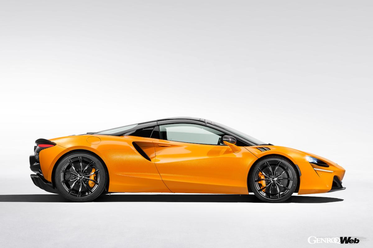 クローズド時のシルエットも美しい。Cピラー部分は一部がガラスとなって、いるので、後方視界を妨げない。