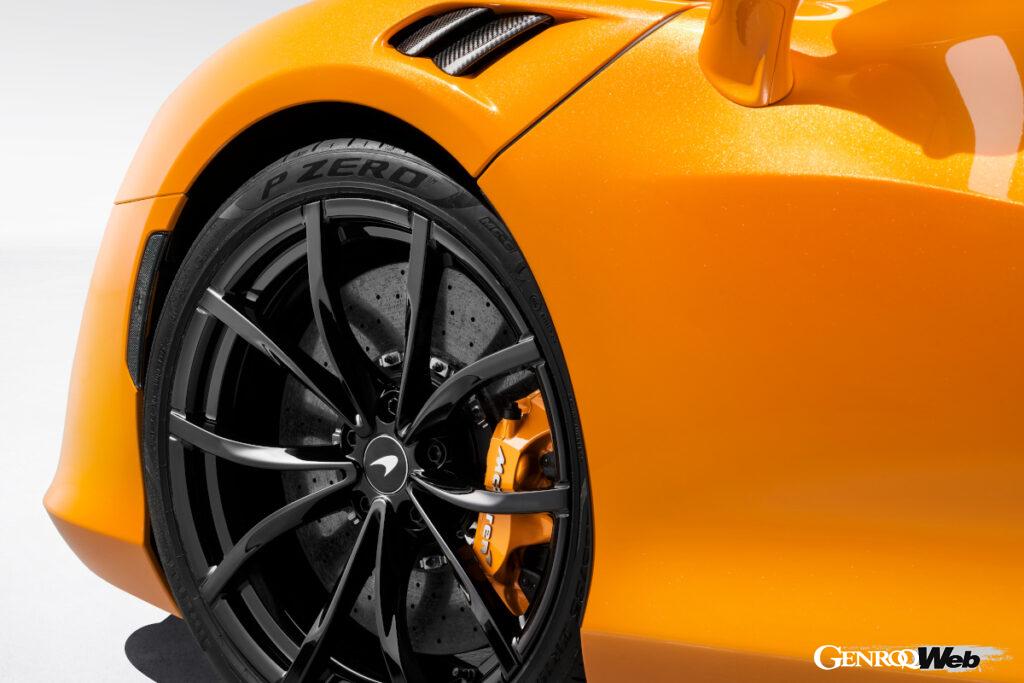 写真のホイールはオプションの10スポークスーパーライトウエイト。オプションのチタン製ホイールボルトを選択するとバネ下重量を約0.4kg削減できる。