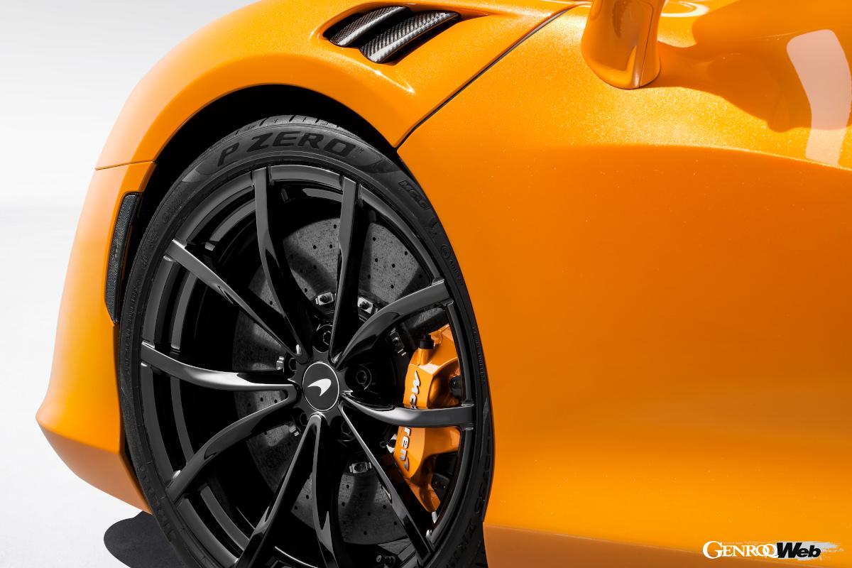 写真のホイールはオプションの10スポークスーパーライトウエイト。オプションのチタン製ホイールボルトを選択するとバネ下重量を約0.4kg削減できる。