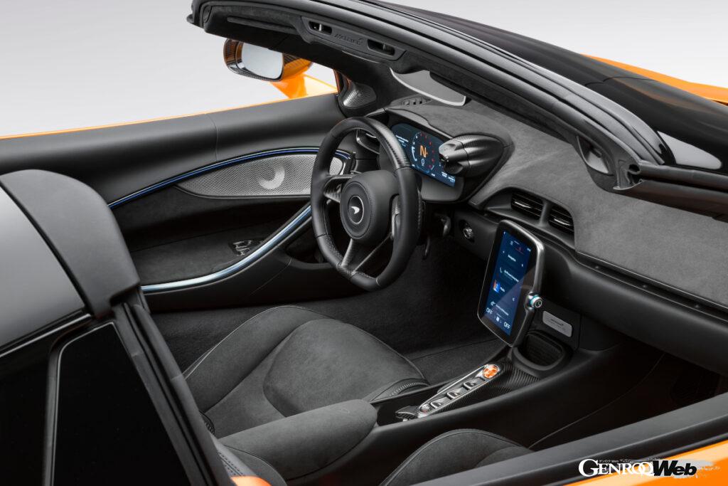 メーターバイザーの両側にハンドリングやパワートレインの設定を変更できるピナクルを配置。EVモードへの切り替えもステアリングから手を離さずに行える。