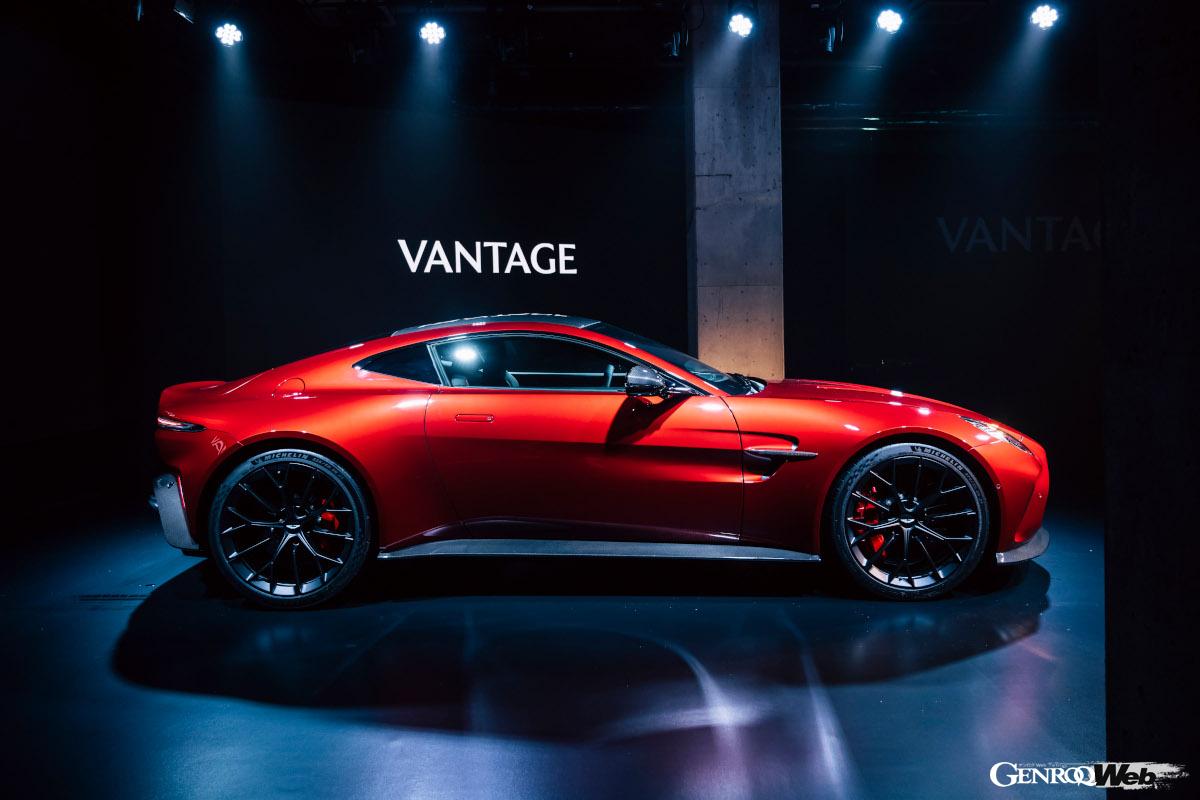 発表会にはアストンマーティンゆかりのドライバーが2名ゲストとして登壇した。坂本祐也選手（中）と安岡秀徒選手。